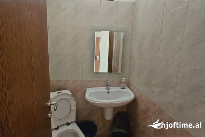 Ambiente Commerciale in Affitto 3+1 a Durazzo - 350 Euro