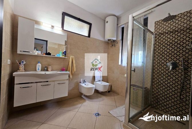 Shtepi ne shitje Shtepi Private ne Durres, 7+1, Mobilimi E mobiluar, Pagesa 400,000  Euro.