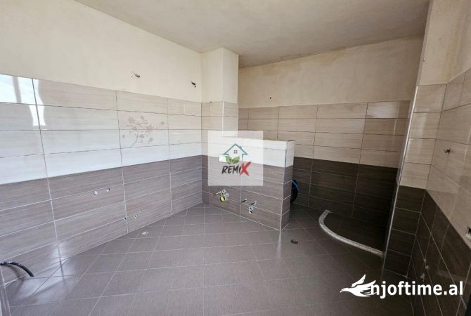 Shtepi ne shitje Shtepi Private ne Durres, 7+1, Mobilimi E mobiluar, Pagesa 400,000  Euro.