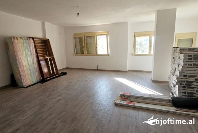 Ambiente Commerciale in Affitto 3+1 a Durazzo - 500 Euro