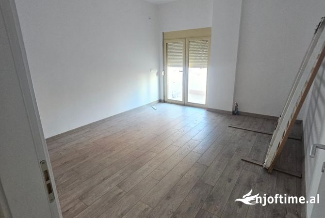Ambiente Commerciale in Affitto 3+1 a Durazzo - 500 Euro