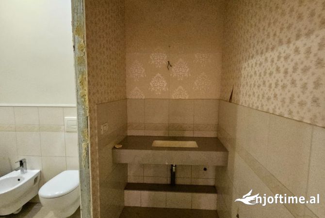 JEPET ME QERA  AMBJENT BIZNESI PRANE  GJYKATE