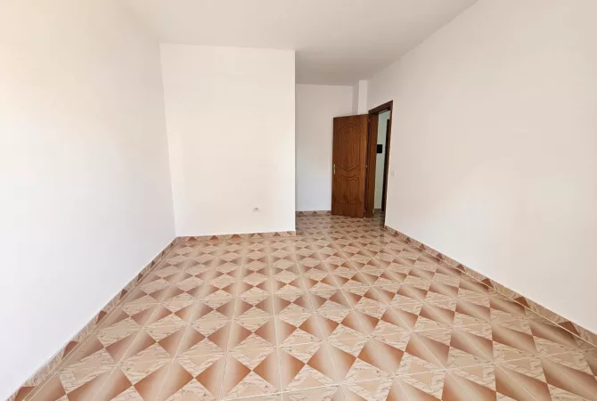 Shtepi ne shitje Apartament ne Durres, 2+1, Mobilimi Bosh, pa mobiluar, Pagesa 85,000  Euro.