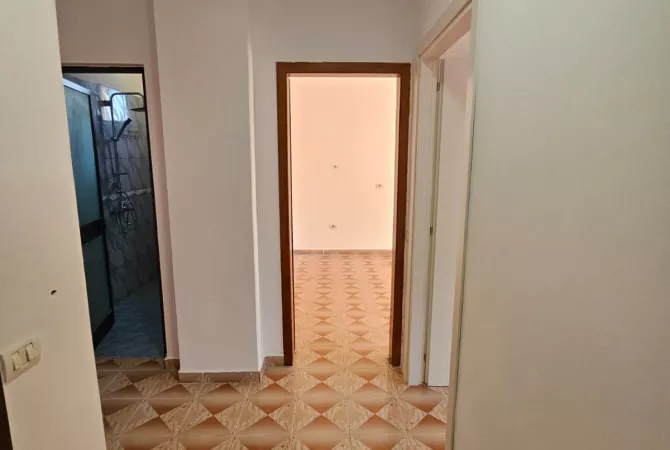 Shtepi ne shitje Apartament ne Durres, 2+1, Mobilimi Bosh, pa mobiluar, Pagesa 85,000  Euro.