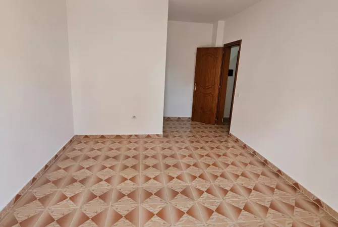 Shtepi ne shitje Apartament ne Durres, 2+1, Mobilimi Bosh, pa mobiluar, Pagesa 85,000  Euro.