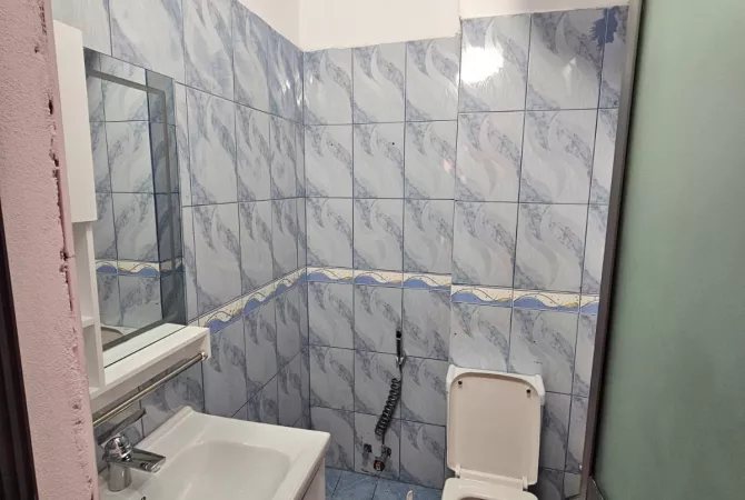 Shtepi ne shitje Apartament ne Durres, 2+1, Mobilimi Bosh, pa mobiluar, Pagesa 85,000  Euro.