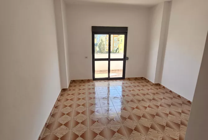 Shtepi ne shitje Apartament ne Durres, 2+1, Mobilimi Bosh, pa mobiluar, Pagesa 85,000  Euro.