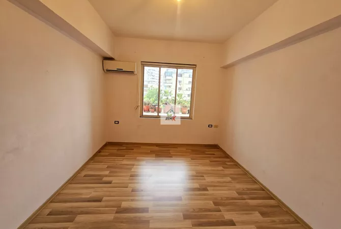 Shtepi ne shitje Apartament ne Durres, 2+1, Mobilimi Bosh, pa mobiluar, Pagesa 125,000  Euro.