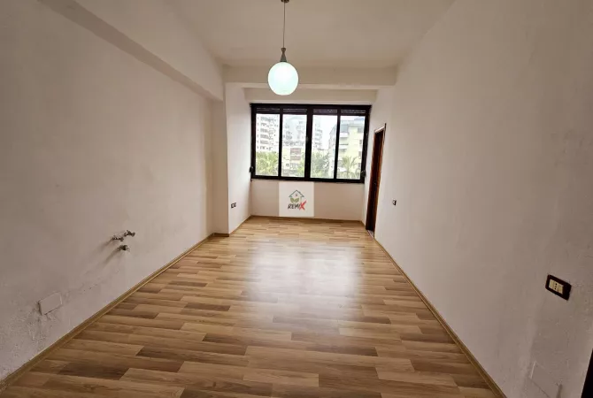 Shtepi ne shitje Apartament ne Durres, 2+1, Mobilimi Bosh, pa mobiluar, Pagesa 125,000  Euro.