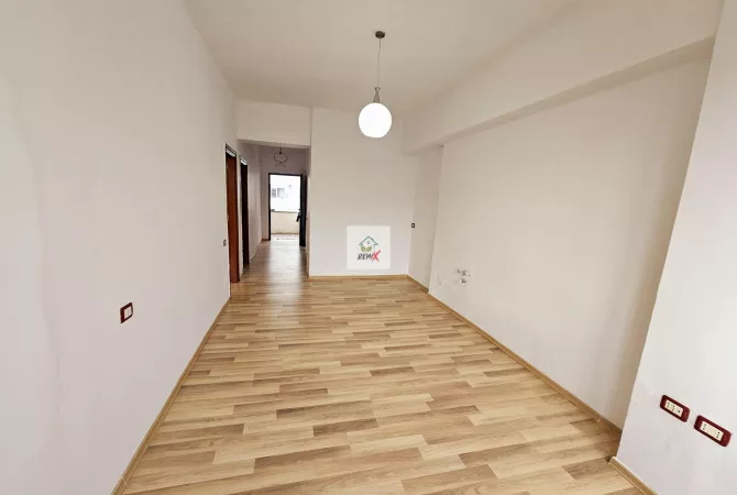 Shtepi ne shitje Apartament ne Durres, 2+1, Mobilimi Bosh, pa mobiluar, Pagesa 125,000  Euro.