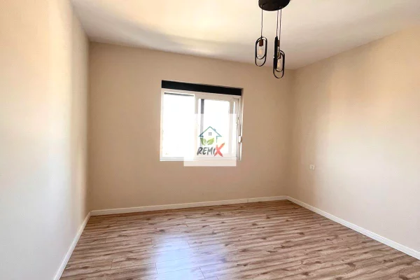 Shtepi ne shitje Apartament ne Durres, 1+1, Mobilimi Bosh, pa mobiluar, Pagesa 75,000  Euro.