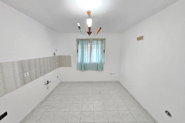 Ambiente Commerciale in Affitto 1+1 a Durazzo - 500 Euro