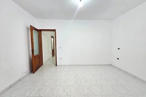 Ambiente Commerciale in Affitto 1+1 a Durazzo - 500 Euro