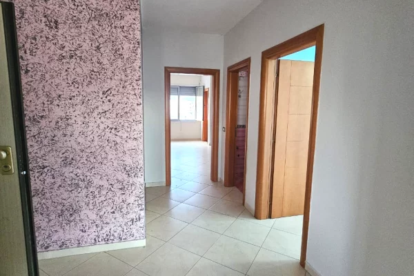 Shtepi ne shitje Apartament ne Durres, 2+1, Mobilimi Pjeserisht e mobiluar, Pagesa 159,000  Euro.