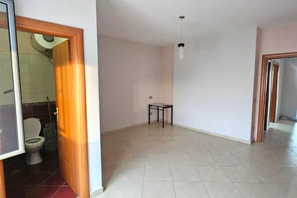 Shtepi ne shitje Apartament ne Durres, 2+1, Mobilimi Pjeserisht e mobiluar, Pagesa 159,000  Euro.