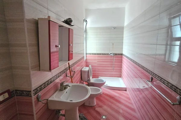 Shtepi ne shitje Apartament ne Durres, 2+1, Mobilimi Pjeserisht e mobiluar, Pagesa 159,000  Euro.