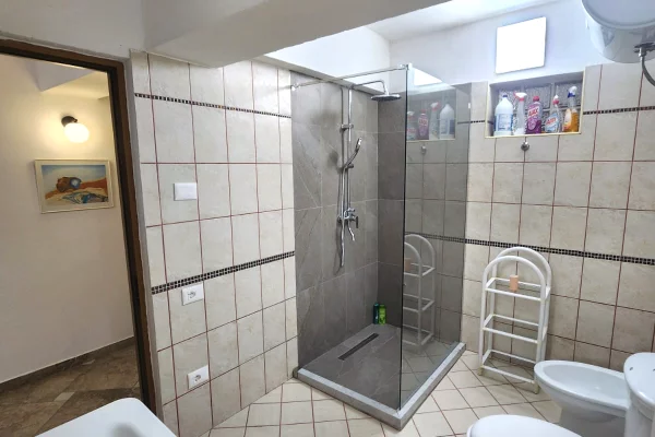 Shtepi me qera Apartament ne Durres, 2+1, Mobilimi E mobiluar, Pagesa 400  Euro.