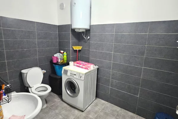 Shtepi me qera Apartament ne Durres, 3+1, Mobilimi E mobiluar, Pagesa 500  Euro.