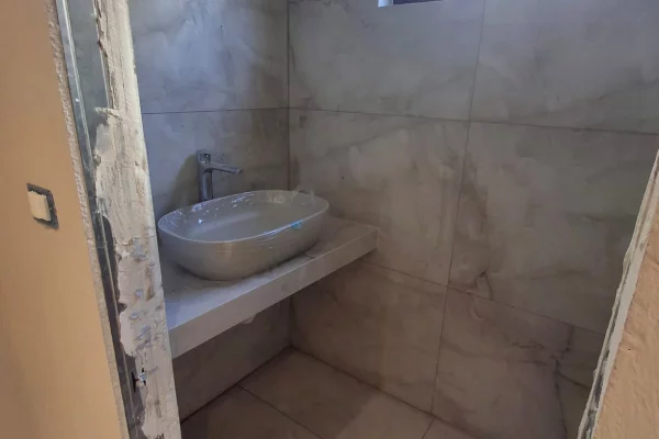 Ambient biznesi me qera 1+1 ne Durres - 80,000 Leke