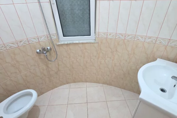 Shtepi me qera Apartament ne Tirane, 2+1, Mobilimi E mobiluar, Pagesa 50,000  Leke.