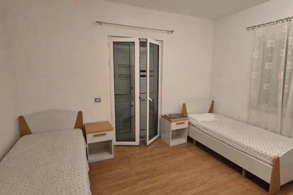 Shtepi me qera Apartament ne Tirane, 2+1, Mobilimi E mobiluar, Pagesa 50,000  Leke.