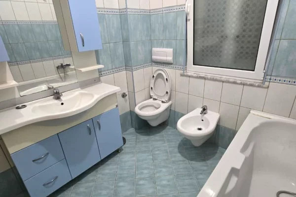 Shtepi me qera Apartament ne Tirane, 2+1, Mobilimi E mobiluar, Pagesa 50,000  Leke.