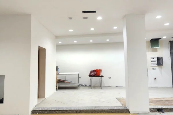 Jepet me qira ambient biznesi ne Qender, 150 m2,