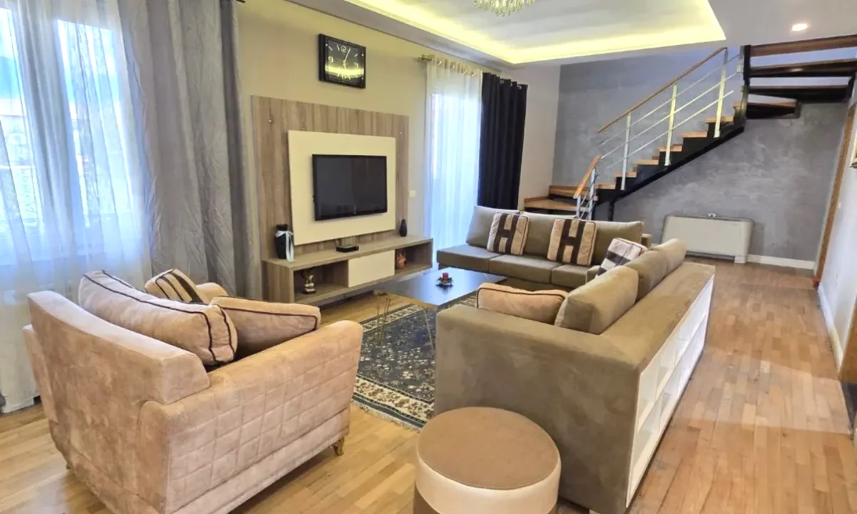 Shtepi me qera Vila Luksoze ne Tirane, 5+1, Mobilimi Pjeserisht e mobiluar, Pagesa 1,000  Euro.