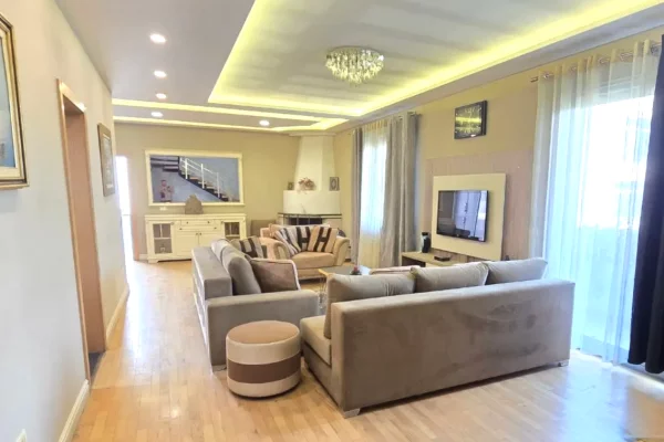 Shtepi me qera 5+1 ne Tirane - 1,000 Euro