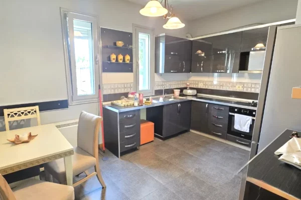 Shtepi me qera Vila Luksoze ne Tirane, 5+1, Mobilimi Pjeserisht e mobiluar, Pagesa 1,000  Euro.