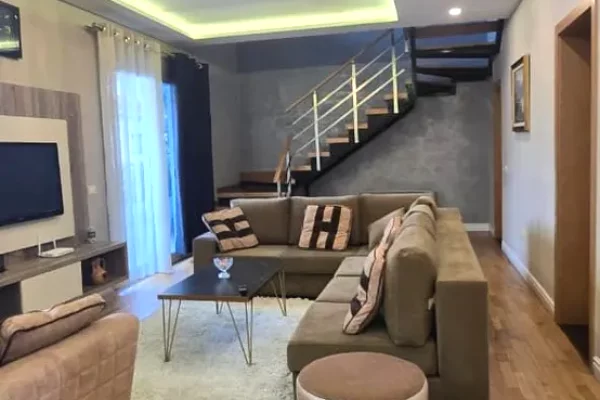 Shtepi me qera Vila Luksoze ne Tirane, 5+1, Mobilimi Pjeserisht e mobiluar, Pagesa 1,000  Euro.