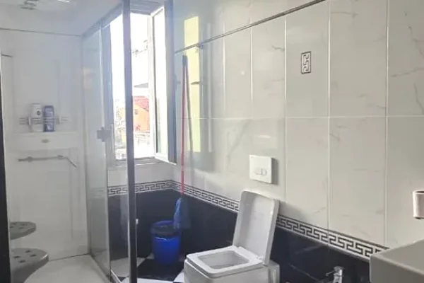 Shtepi me qera Vila Luksoze ne Tirane, 5+1, Mobilimi Pjeserisht e mobiluar, Pagesa 1,000  Euro.