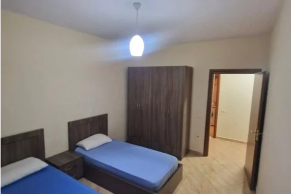 Shtepi me qera Apartament ne Tirane, 2+1, Mobilimi Pjeserisht e mobiluar, Pagesa 650  Euro.