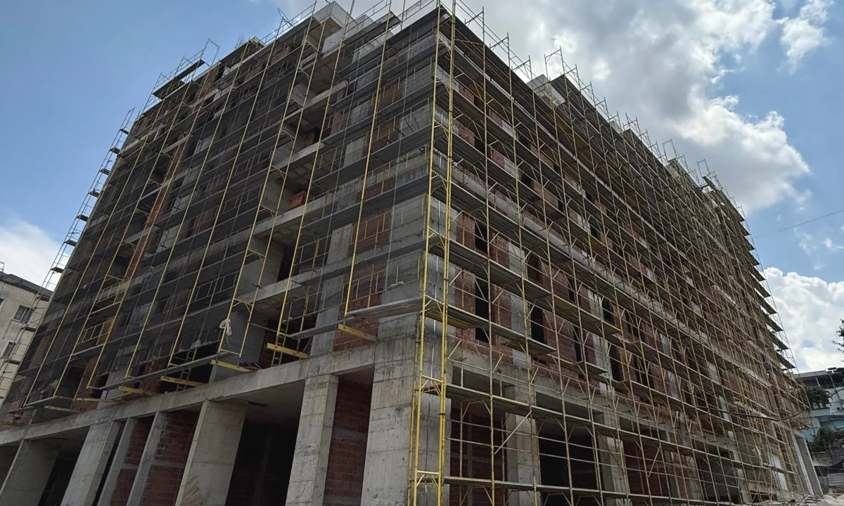 Shtepi ne shitje Apartament ne Tirane, 2+1, Mobilimi Pjeserisht e mobiluar, Pagesa 150,000  Euro.