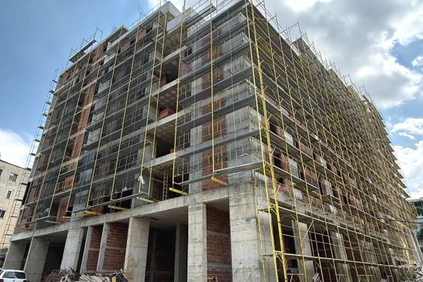 Shtepi ne shitje Apartament ne Tirane, 2+1, Mobilimi Pjeserisht e mobiluar, Pagesa 150,000  Euro.