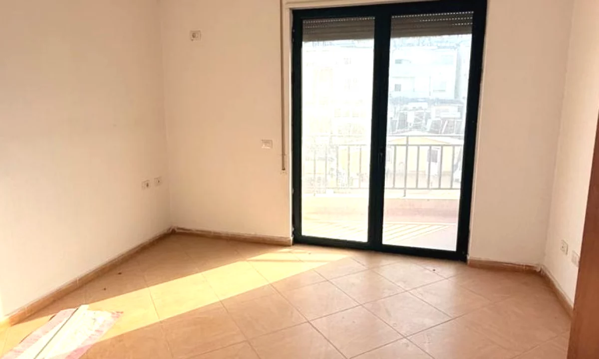 Shtepi ne shitje Apartament ne Tirane, 2+1, Mobilimi Bosh, pa mobiluar, Pagesa 250,000  Euro.