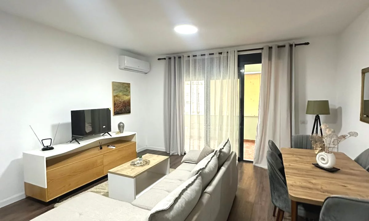 Shtepi me qera Apartament ne Tirane, 3+1, Mobilimi E mobiluar, Pagesa 1,000  Euro.