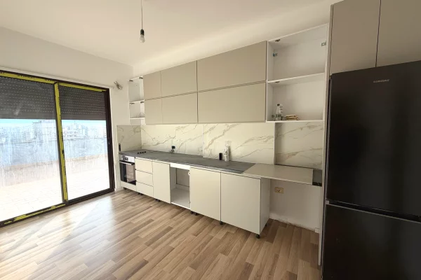 Shtepi ne shitje Papafingo(kati i catise) ne Vlore, 2+1, Mobilimi E mobiluar, Pagesa 200,000  Euro.