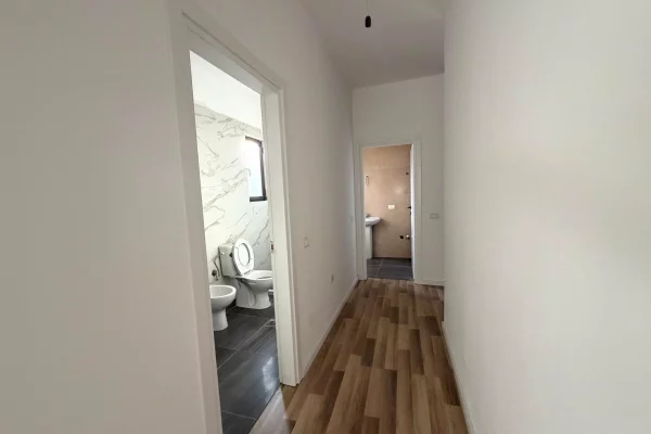 Shtepi ne shitje Papafingo(kati i catise) ne Vlore, 2+1, Mobilimi E mobiluar, Pagesa 200,000  Euro.