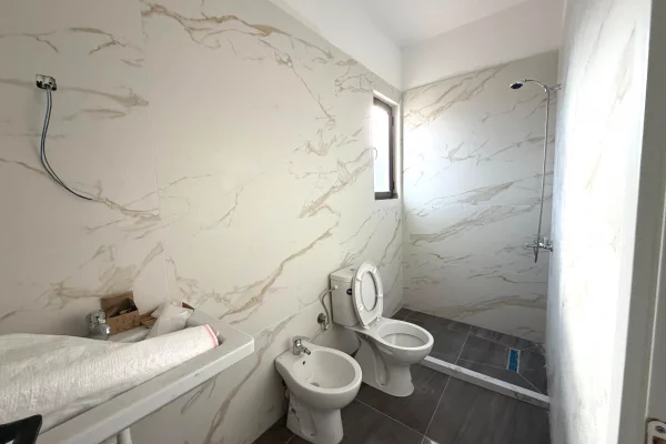 Shtepi ne shitje Papafingo(kati i catise) ne Vlore, 2+1, Mobilimi E mobiluar, Pagesa 200,000  Euro.