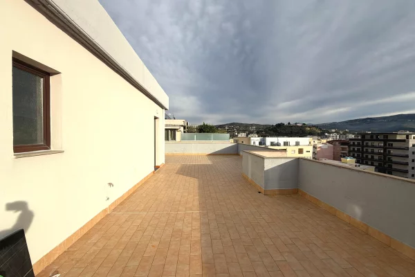 Shtepi ne shitje Papafingo(kati i catise) ne Vlore, 2+1, Mobilimi E mobiluar, Pagesa 200,000  Euro.