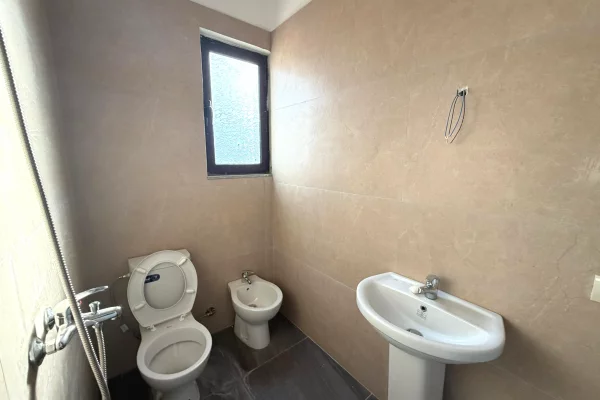 Shtepi ne shitje Papafingo(kati i catise) ne Vlore, 2+1, Mobilimi E mobiluar, Pagesa 200,000  Euro.