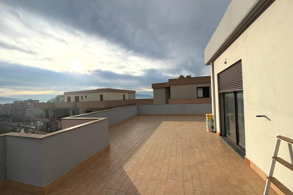 Shtepi ne shitje Papafingo(kati i catise) ne Vlore, 2+1, Mobilimi E mobiluar, Pagesa 200,000  Euro.