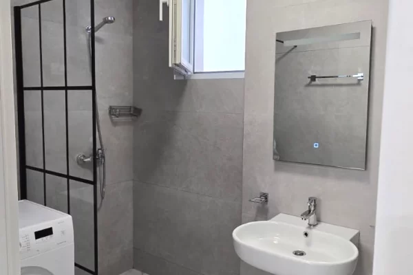 Shtepi me qera Apartament ne Tirane, 2+1, Mobilimi E mobiluar, Pagesa 630  Euro.