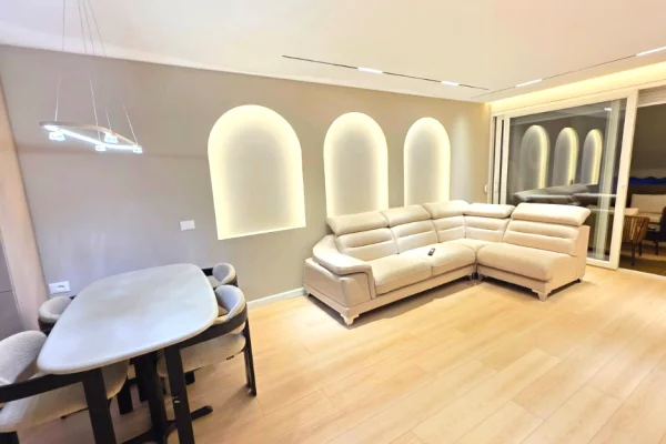 Shtepi ne shitje Apartament ne Tirane, 2+1, Mobilimi E mobiluar, Pagesa 320,000  Euro.