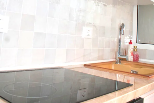 Shtepi ne shitje Apartament ne Tirane, 2+1, Mobilimi E mobiluar, Pagesa 240,001  Euro.