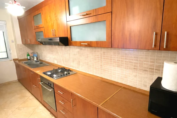 Shtepi me qera Apartament ne Tirane, 2+1, Mobilimi E mobiluar, Pagesa 80,000  Leke.