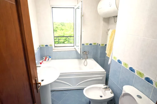 Shtepi me qera Apartament ne Tirane, 2+1, Mobilimi E mobiluar, Pagesa 80,000  Leke.