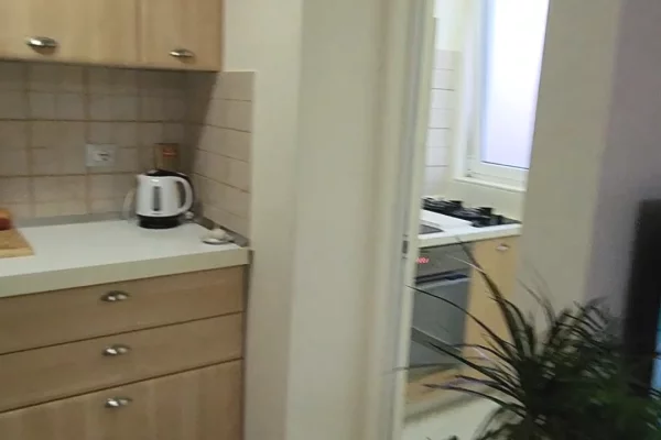Shtepi ne shitje Apartament ne Tirane, 1+1, Mobilimi E mobiluar, Pagesa 125,000  Euro.