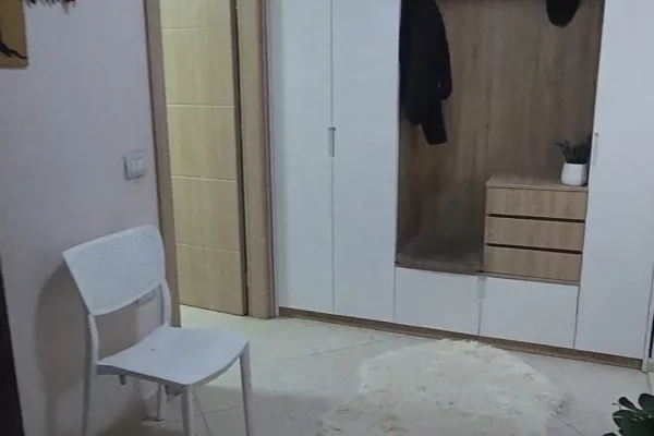 Shtepi ne shitje Apartament ne Tirane, 1+1, Mobilimi E mobiluar, Pagesa 125,000  Euro.